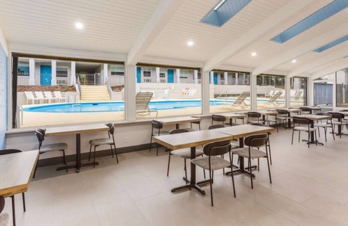 Merry Oaks House | Relax and Unwind! Budget-friendly, Free Parking & Breakfast, Onsite Pool