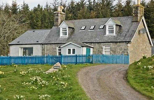 Lairg Cottage | Relax and unwind in this cosy croft house with a woodburner.