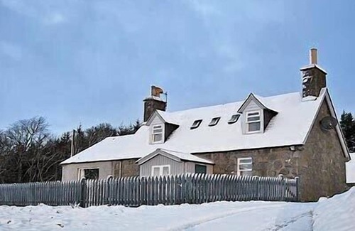 Lairg Cottage | Relax and unwind in this cosy croft house with a woodburner.