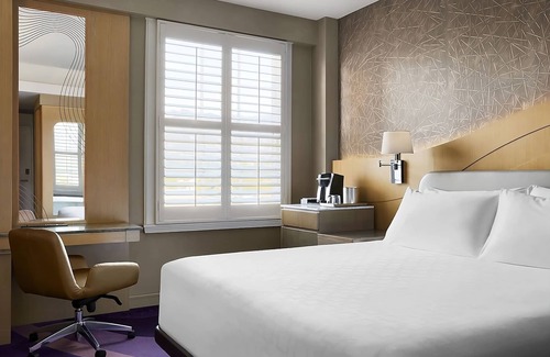 Pasadena Hotel | Relax and Unwind! Pet-Friendly Property, Onsite Pool, Close to Alhambra Park
