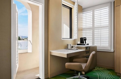 Pasadena Hotel | Relax and Unwind! Pet-Friendly Property, Onsite Pool, Close to Alhambra Park