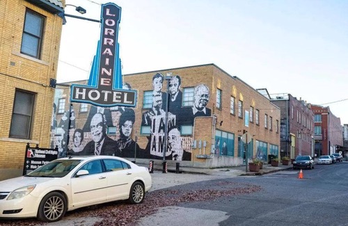 South Main Historic District House | Relax and Unwind! Pet-Friendly Property, Parking Onsite, Near Statue of Elvis