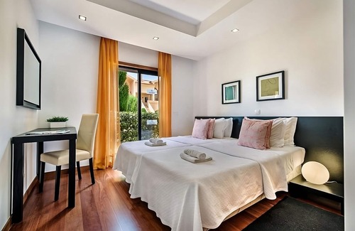 Praia da Luz Hotel | Relax and Unwind! Spacious 2BR Apartment, Fully-equipped Kitchen, Outdoor Pool!