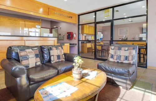 Ingleside House | Relax and Unwind! Swimming Pool, Free Parking, Free Breakfast!