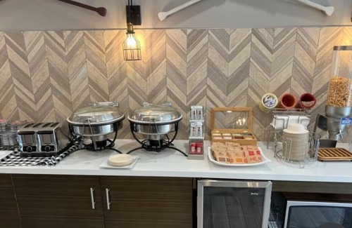 Half Moon Bay House | Relax and Unwind at Modern Park City Accommodation w/Breakfast & Free Parking
