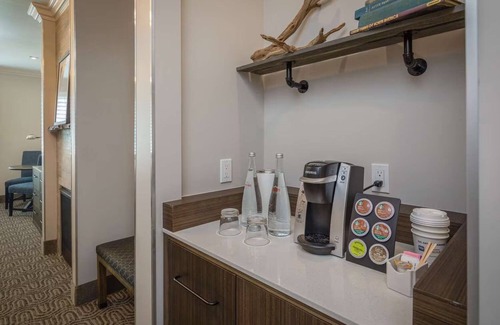 Half Moon Bay House | Relax and Unwind at Modern Park City Accommodation w/Breakfast & Free Parking