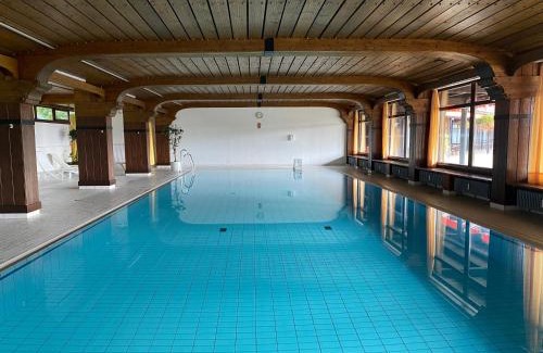 Schonach im Schwarzwald Apartment | Relax-Apartments - Indoor-Pool - Sauna - Küche - kostenlos Parken - Balkon - teilweise Massagesessel - 85 Zoll Smart-TV