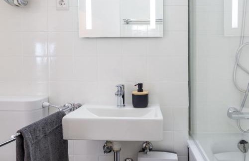 Schonach im Schwarzwald Apartment | Relax-Apartments - Indoor-Pool - Sauna - Küche - kostenlos Parken - Balkon - teilweise Massagesessel - 85 Zoll Smart-TV