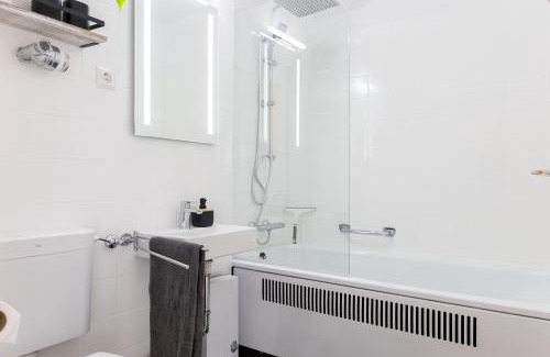 Schonach im Schwarzwald Apartment | Relax-Apartments - Indoor-Pool - Sauna - Küche - kostenlos Parken - Balkon - teilweise Massagesessel - 85 Zoll Smart-TV