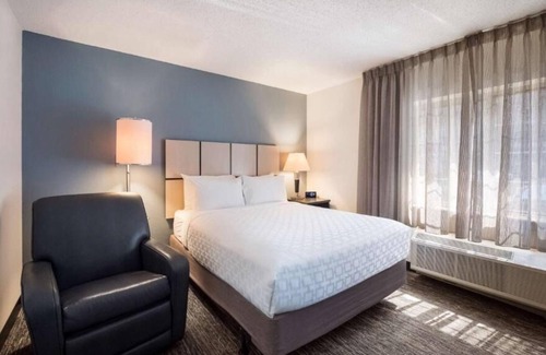 Libertyville House | Relax at 3 Affordable Suites w/Kitchen & Friendly Staff – Ideal for Families