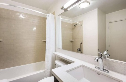 Libertyville House | Relax at 3 Affordable Suites w/Kitchen & Friendly Staff – Ideal for Families