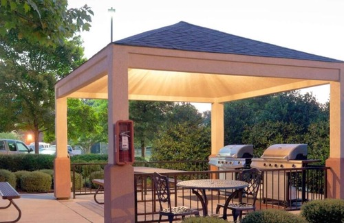 Libertyville House | Relax at 3 Affordable Suites w/Kitchen & Friendly Staff – Ideal for Families