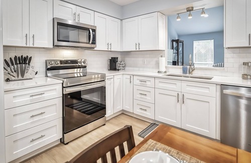 Girvin House | Relax at coastal home. King beds, huge backyard, office minutes to Beach & Mayo