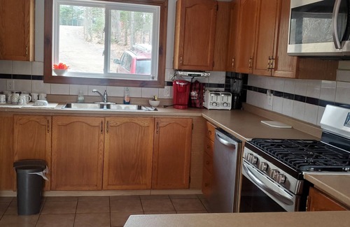 Dysart et al Cottage | Relax at cozy 3-Bedroom cottage on the lake