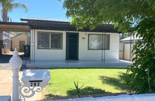 Broken Hill House | Relax At Gossan