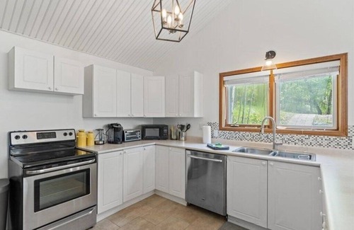 Port Carling Cottage | Relax at Lake Joseph-Kayak, SUP, Dock, BBQ, Swim