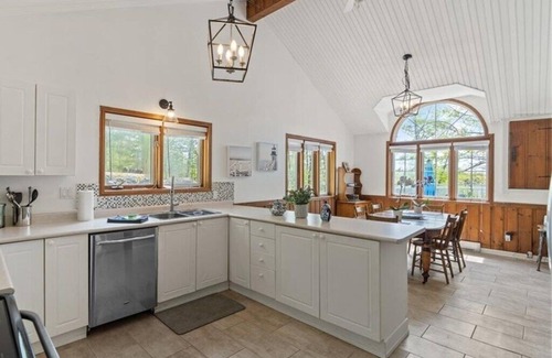 Port Carling Cottage | Relax at Lake Joseph-Kayak, SUP, Dock, BBQ, Swim