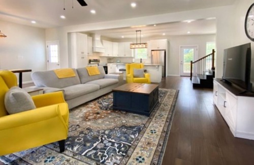 McMinnville House | Relax at the Modern Farmhouse known as the 73 at Magnolia Corner.