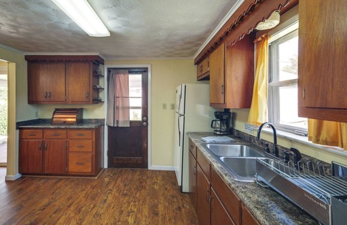 Lake Whitney Cottage | Relax By Lake, Hike From Your Door: Whitney Home