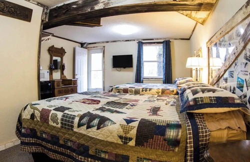 Rice Lake Cabin | Relax by the lake in Room 10 - The Antique Room - Curriers Lakeview