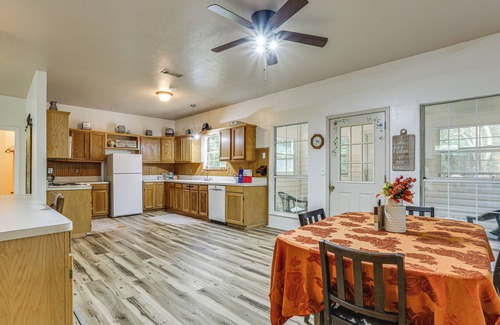 Hillister House | Relax By the Lake: Quiet East Texas Retreat