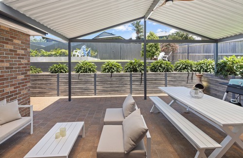 Scotts Head House | RELAX BY THE POOL