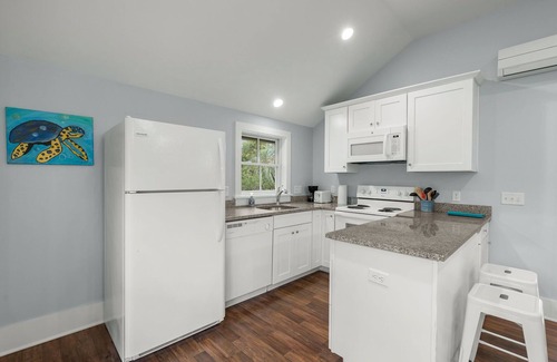 Mount Pleasant Cottage | Relax by the sea, 5 min to Sullivans Island.