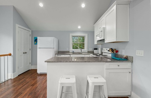 Mount Pleasant Cottage | Relax by the sea, 5 min to Sullivans Island.
