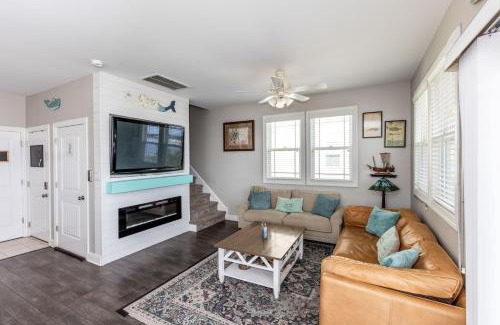 Sneads Ferry Villa | Relax,Fish,Grill,Chill! Pup,Kid Friendly Riverfront Paradise! Amenities,Gameroom