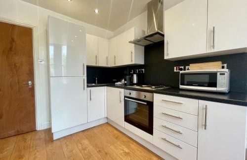 Cathays Apartment | Relax in a modern Cardiff home by the City Centre & Bute Park