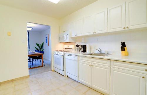 Crystal City Apartment | Relax in an Apt Close a The Best Landmarks