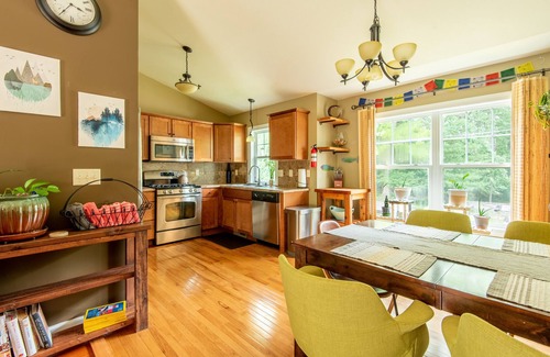 Como House | Relax in beautiful Lake Como. Less than 10 minutes to downtown Lake Geneva.