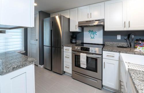 Oceanmarsh Subdivision House | Relax in Coastal Comfort - 2BR Harbor Island Retreat