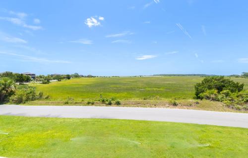 Oceanmarsh Subdivision House | Relax in Coastal Comfort - 2BR Harbor Island Retreat