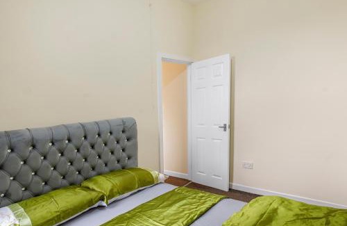 Bury House | Relax in Comfort 3BR Home for 6 with Full Kitchen, Lounge, Large Bath