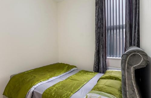 Bury House | Relax in Comfort 3BR Home for 6 with Full Kitchen, Lounge, Large Bath