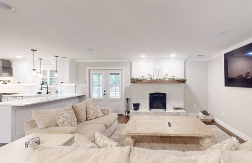 Isle of Hope Historic District House | Relax in historic charm with modern comforts in beautiful Isle of Hope