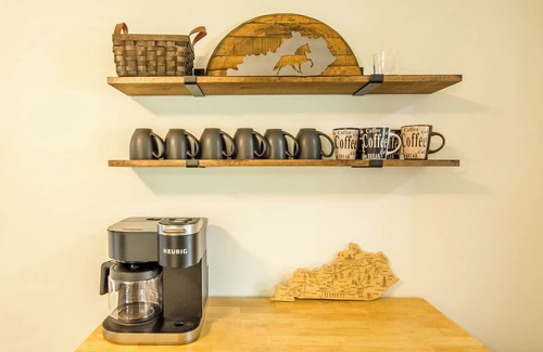 Mount Washington House | Relax in Kentucky! Bourbon Trail, Pet-friendly, free coffee & WIFI