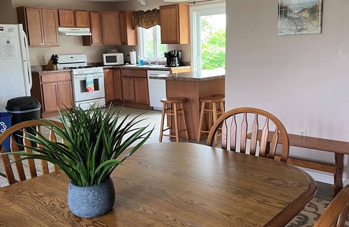Eastward Look House | RELAX in our clean beach House-AC - Walk to Scarborough