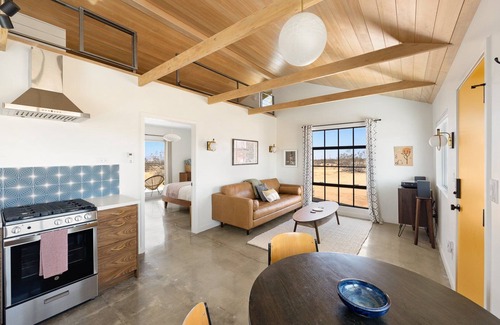 Landers House | π΅ Relax in Style at The Green Jackrabbit - Hot Tub, Record Player + Endless Desert Views π΅