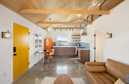 Landers House | π΅ Relax in Style at The Green Jackrabbit - Hot Tub, Record Player + Endless Desert Views π΅