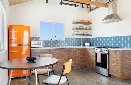 Landers House | π΅ Relax in Style at The Green Jackrabbit - Hot Tub, Record Player + Endless Desert Views π΅