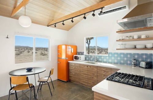 Landers House | π΅ Relax in Style at The Green Jackrabbit - Hot Tub, Record Player + Endless Desert Views π΅