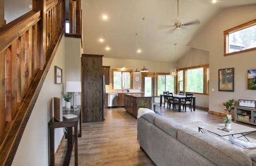 Donnelly Cabin | Relax in Style | Chic Home w/Hot Tub + Mountain Views
