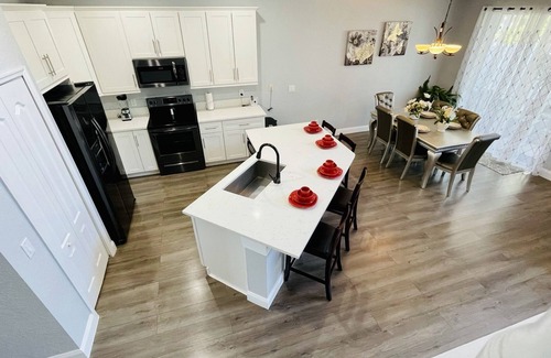 Highlands Reserve House | Relax in style! Close to parks - TVs every room - Modern kitchen - near golf.