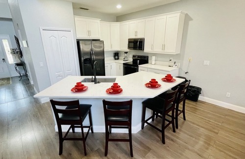 Highlands Reserve House | Relax in style! Close to parks - TVs every room - Modern kitchen - near golf.