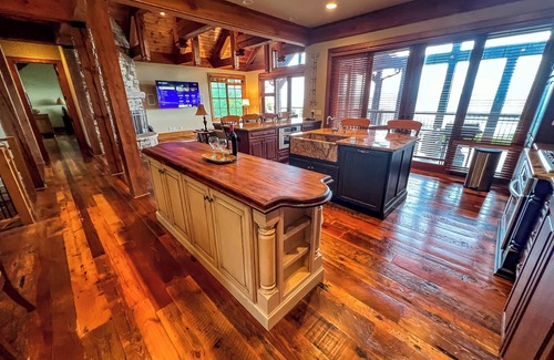 West Jefferson Cabin | Relax in Style with Spa-Like Bathrooms & Cozy Bedrooms Await @ Crown Jewel