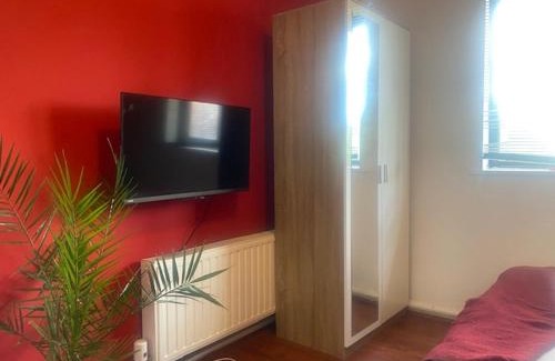 Becontree Bed & Breakfast | Relax in this Cozy room in Dagenham