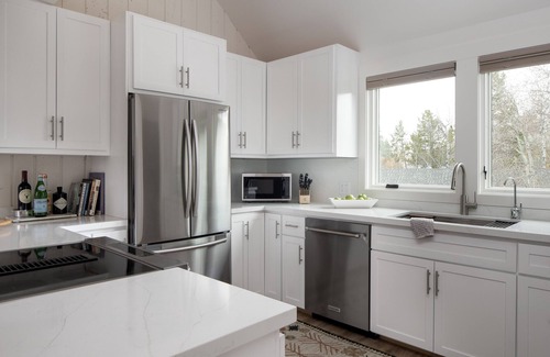 Moose Wilson Road Condo | Relax in understated modern style in The Aspens! Convenient Westbank location.