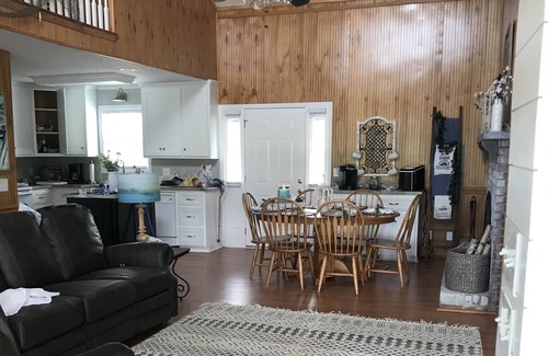 Batesburg House | Relax near Lake Murray in our spacious 3-bedroom retreat